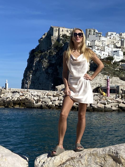 Къса златиста слип рокля