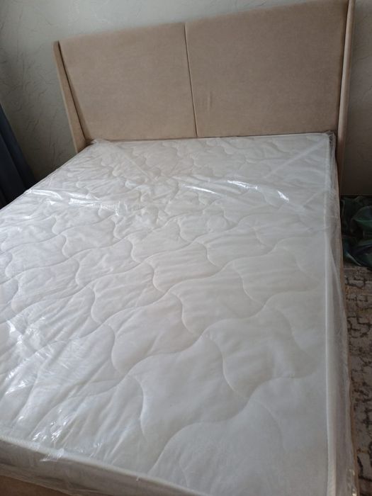 Двуспальняя кровать