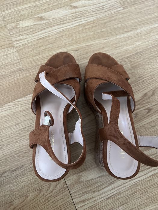 Vând sandale damă