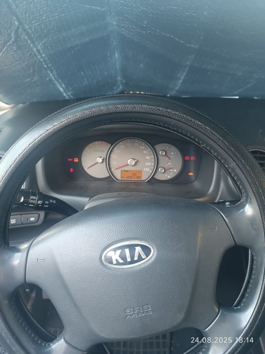 Kia carens  бензин/газ