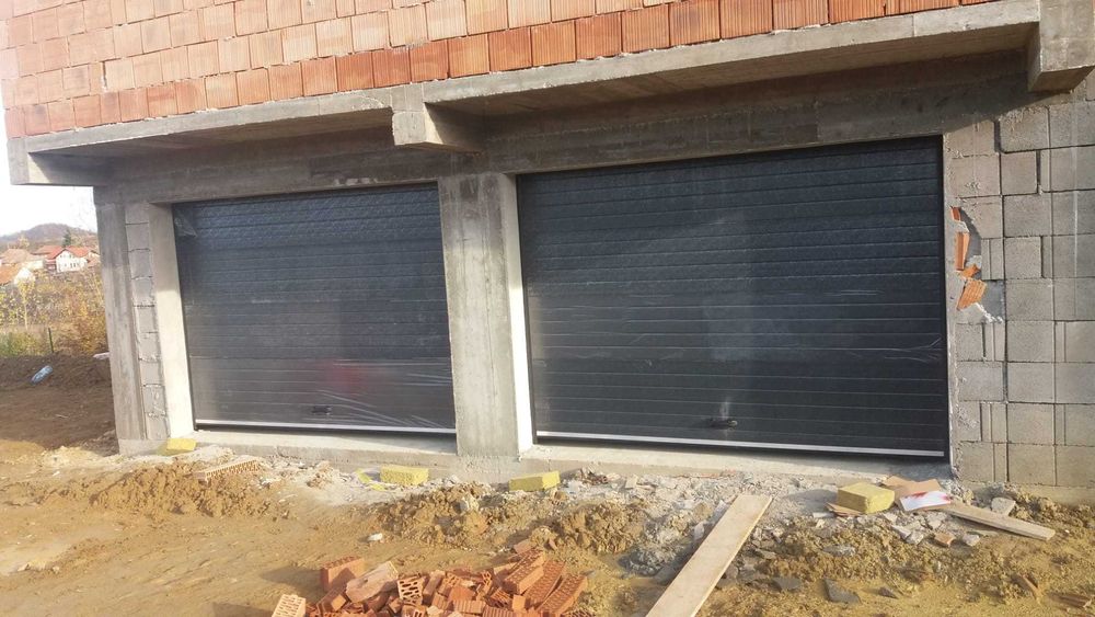 uși de garaj automatizate cu hublouri