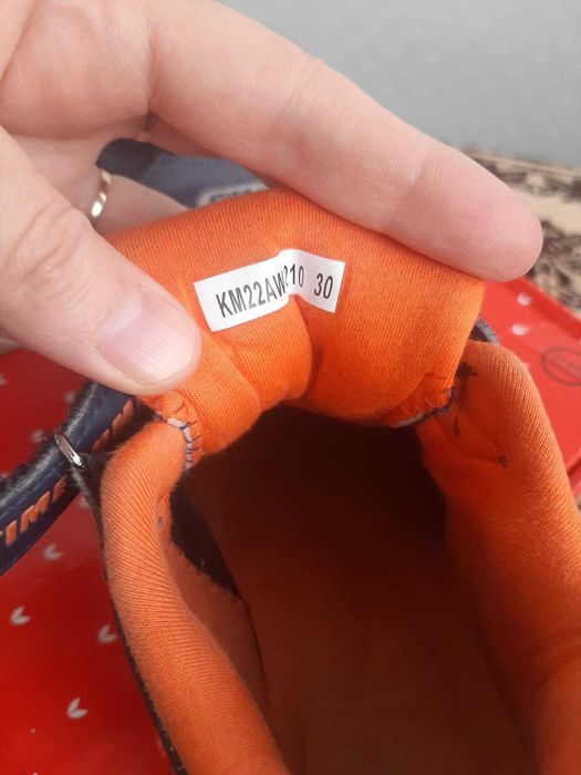 Спортивные кроссовки в школу