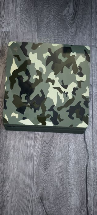PS4 с два оригинални джойстика и 12 игри