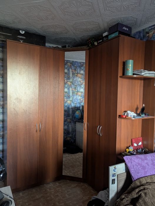 Вместительный угловой шкаф с зеркалом