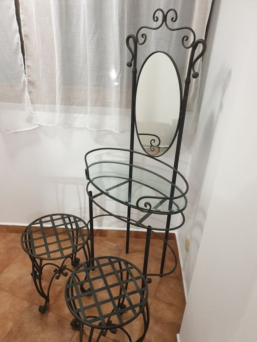Тоалетка със стъклена основа и огледало от ковано желязо