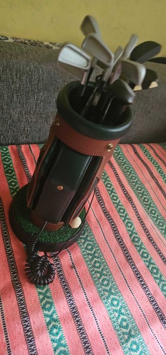 Telefon vintage cu crose de golf, geantă de golf,