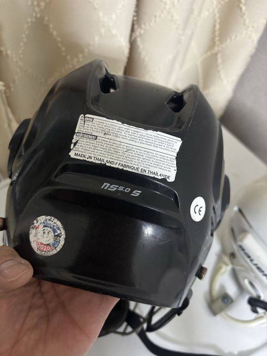 Продам шлем хоккейный