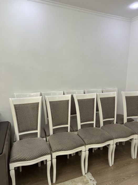 Стол вместе стульями