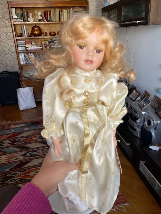 Фарфоровая кукла