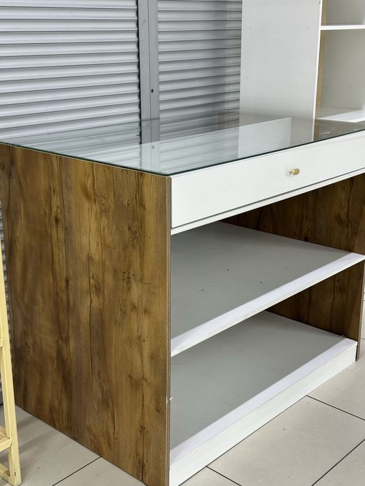 Полка для продажи аксессуаров