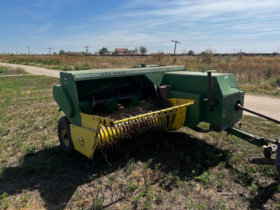 Presă John Deere și Remorcă