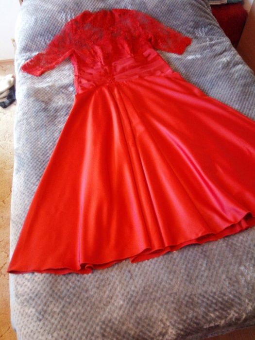Червена официална рокля