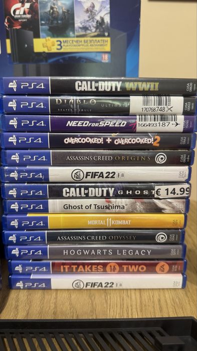 Playstation 4 pro+ 4ри джойстика + стойка за зареждане + 13 игри