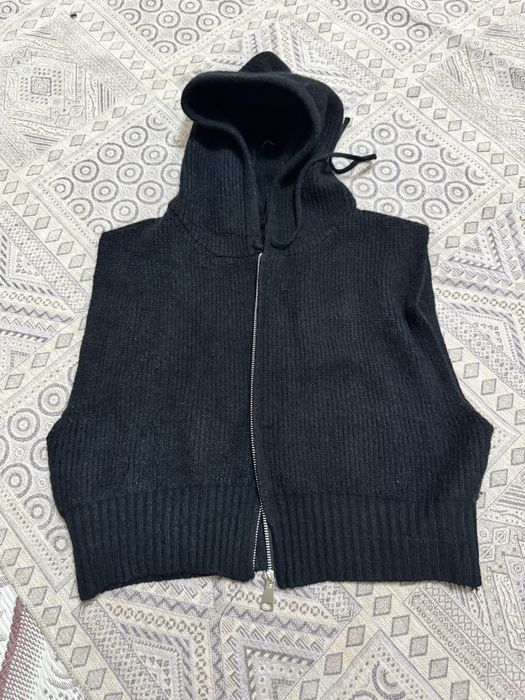Вязаный жилет с капюшоном на молнии, укороченный.