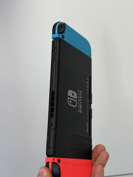 Nintendo Switch + Super Mario Odyssey