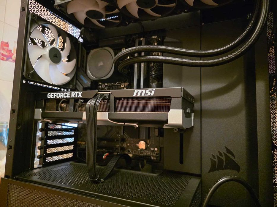 Sistem ABSOLUT Corsair Gaming cu AMD Ryzen 9 9900X3D, Corsair 64GB DDR5 6000 MHz, 4TB SSD Corsair, NVIDIA RTX 5090 32GB, Garantie 2 ani la eMAG