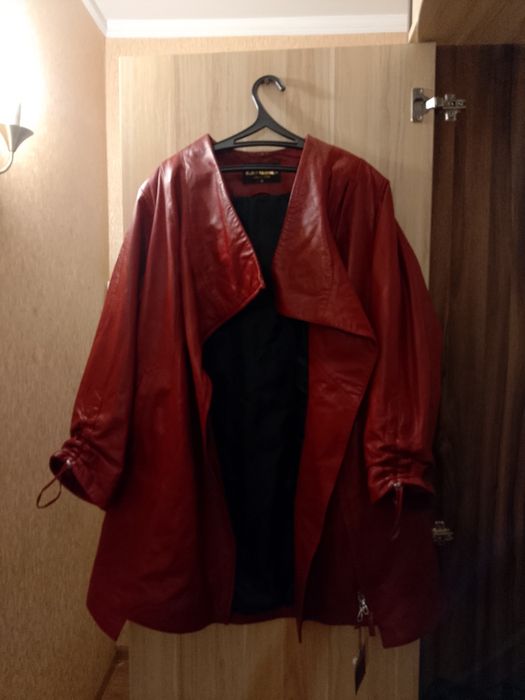 Продам женские верхние вещи