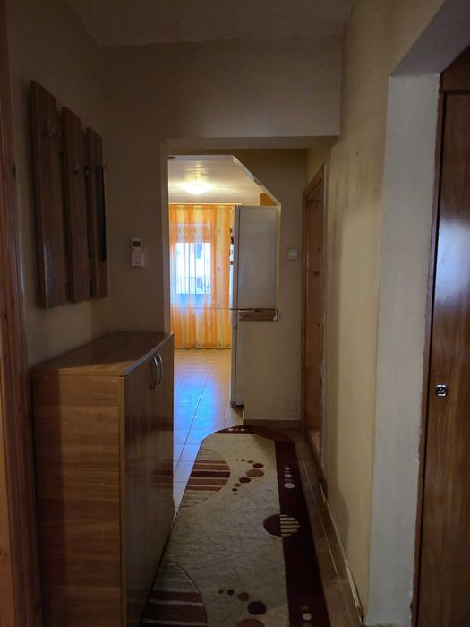 Vând apartament cu 3 camere, decomandat, în suprafață de 70 mp situat în zona centrala