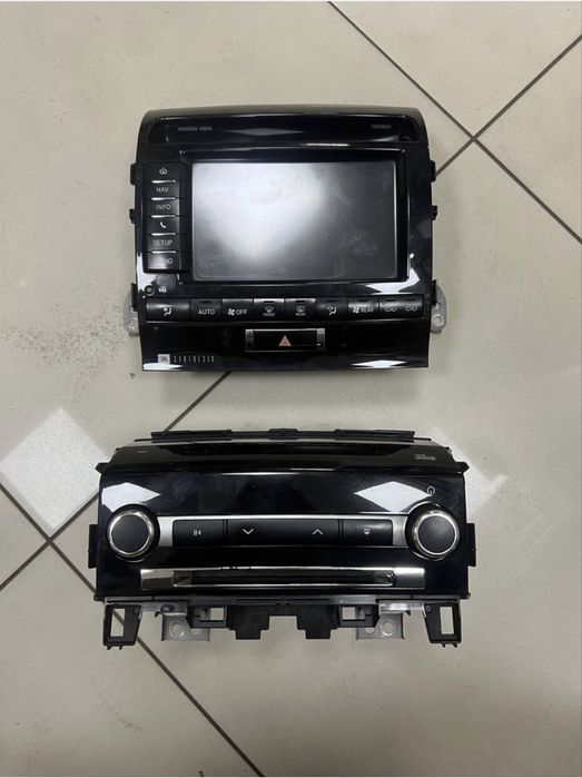 Монитор JBL на Land Cruiser 200