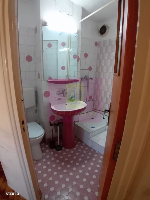 Vanzare apartament de 4 camere la Casa Poporului-stradal