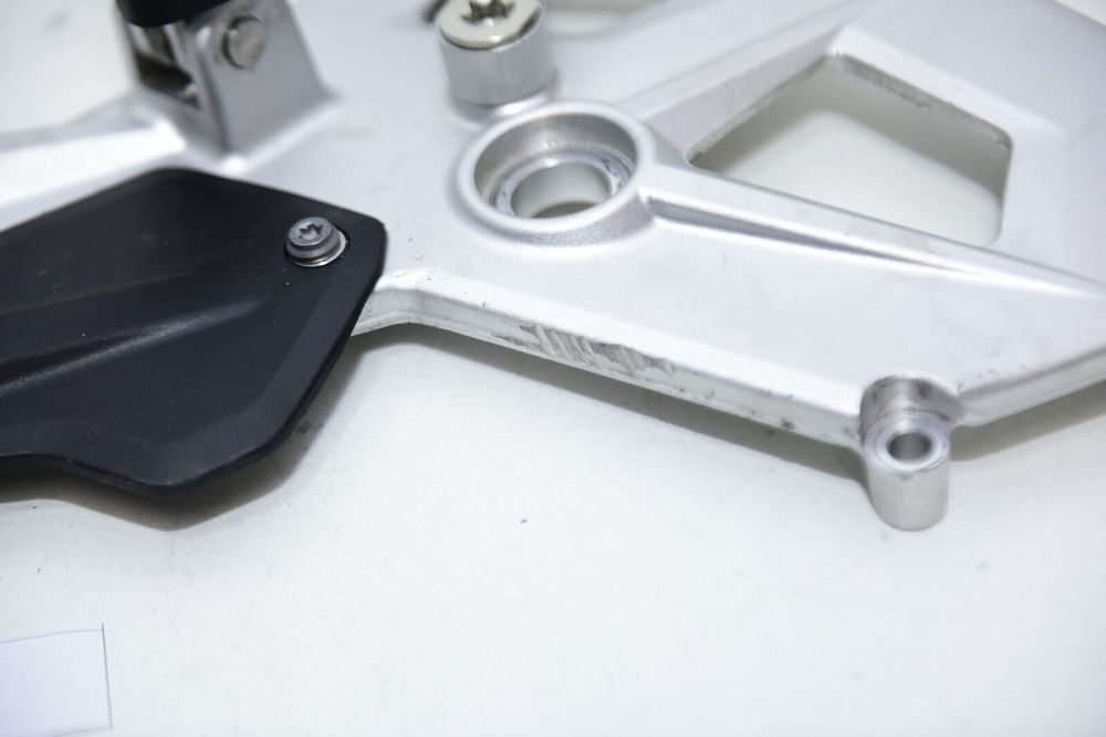 BMW K83 F900R Footrest Hanger stânga 46718404013 suport pentru