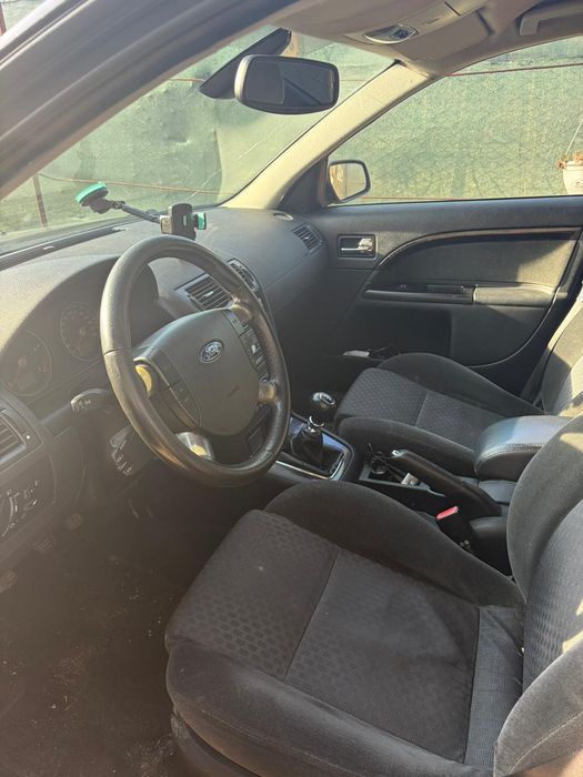 Vând Ford mondeo