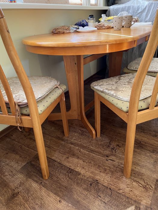 Обеденный стол со стульями. Стол. Стулья.