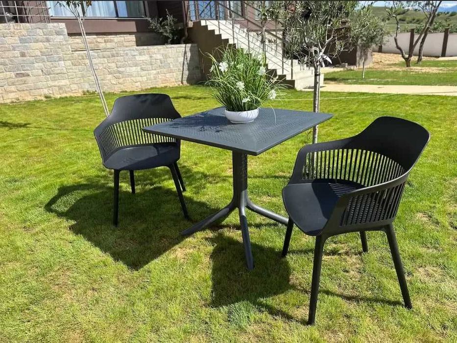 Стол Севиля -полипропилен сив,бял,черен