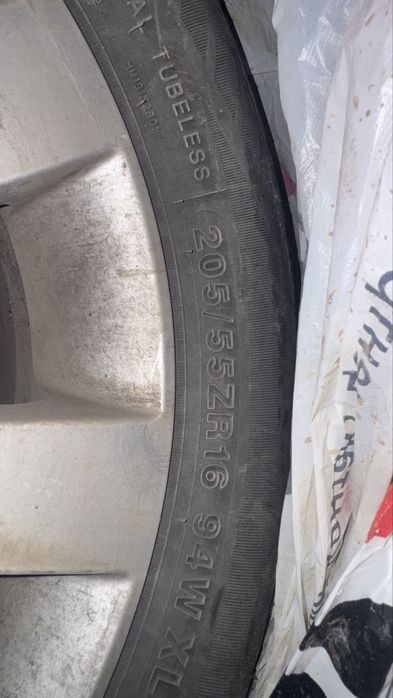 Продам один диск с резиной R16 Hyundai оригинал