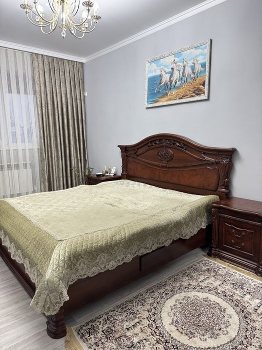 Кровать и две тумбочки