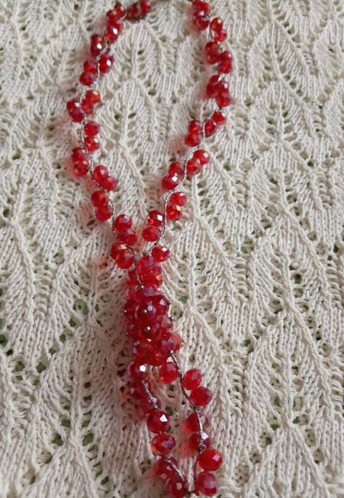 Продам бусы, броши.