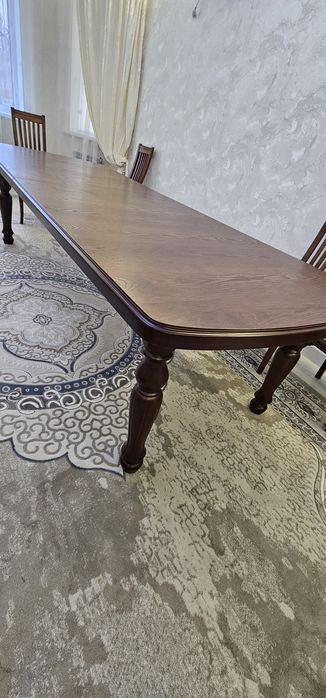 Обеденный стол со стульями