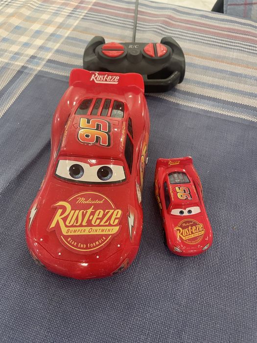 Машинки управялеиая с пульта молния маквин