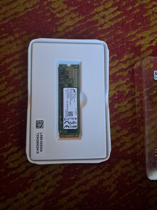 Produsul din imagine este un SSD Micron 1100 de 256GB (modelul MTFDDAV256TBN), în format M.2 SATA de 80 mm