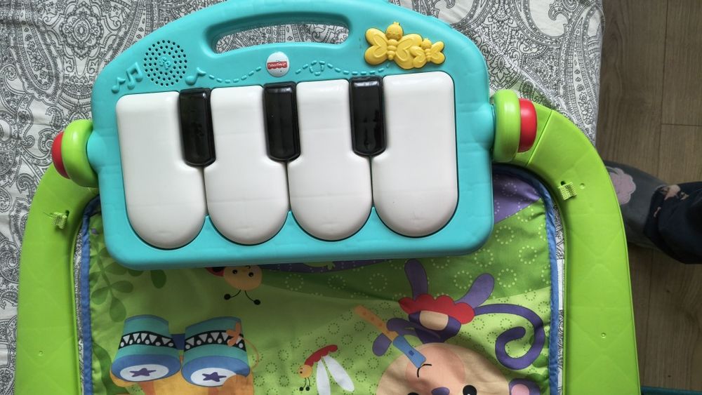 Vând salteluță de activități Fisher price cu clape sonore, muzica
