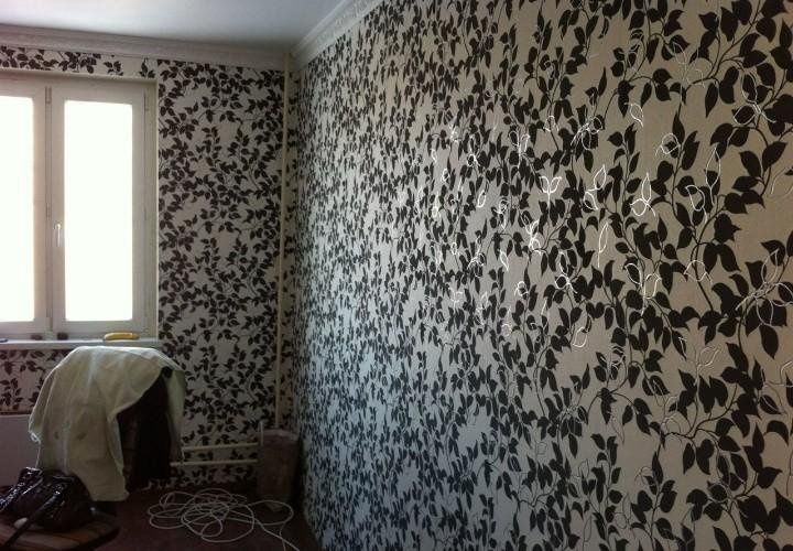 Поклейка обоев .