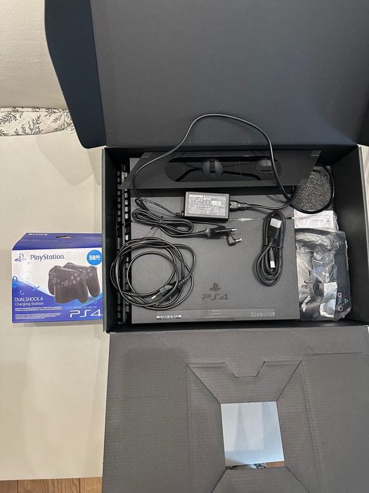 PlayStation 4 (PS4) CUH-1004A + 13 игри + зарядна станция