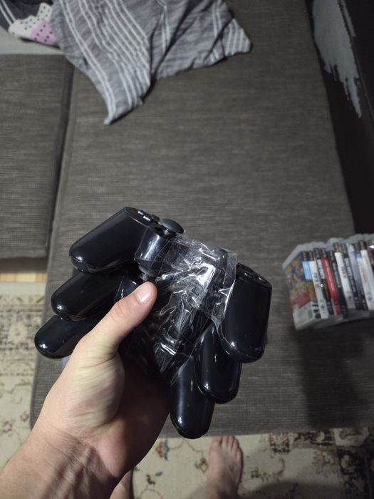 Vând Play Station 3 cu 3 controlere și 13 jocuri.