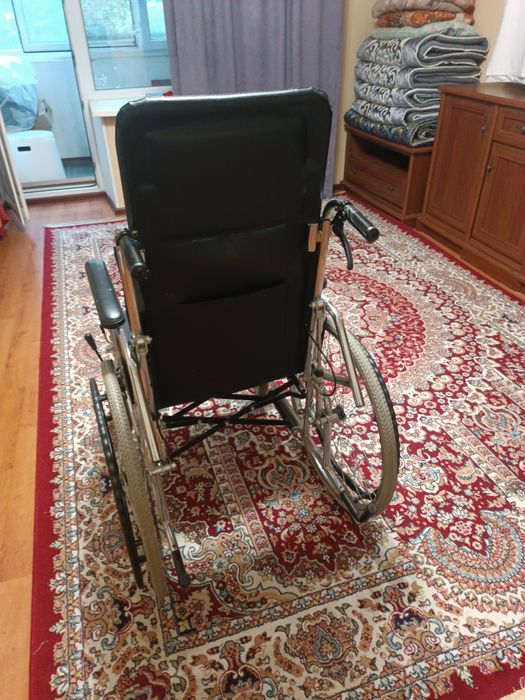Инвалидная коляска с санитарным устройством.