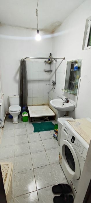 Янги бозорда 3 хона, ҳамма шароити билан ҳовли. Безмаклер