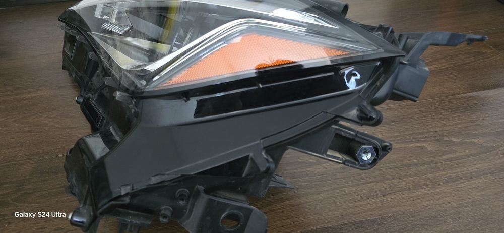 Far stanga Lexus Ux