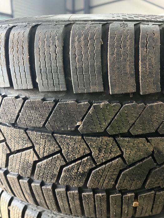 Vând 2 cauciucuri Continental