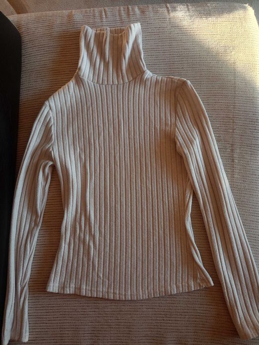 Продавам запазена блуза с поло