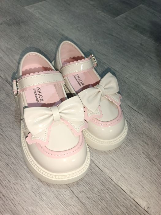 Продам новые детские туфли