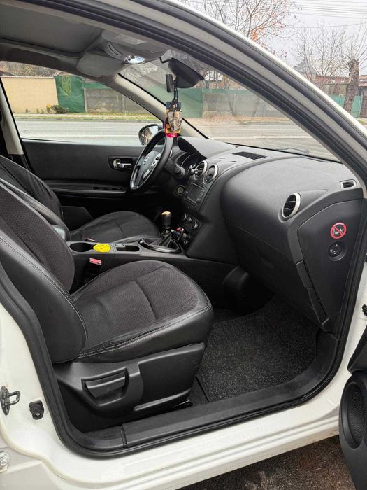 Vând Nissan Qashqai alb 5+2 130cp manuală!