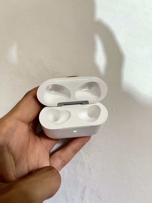 Продам оригинал кейс от airpods 3