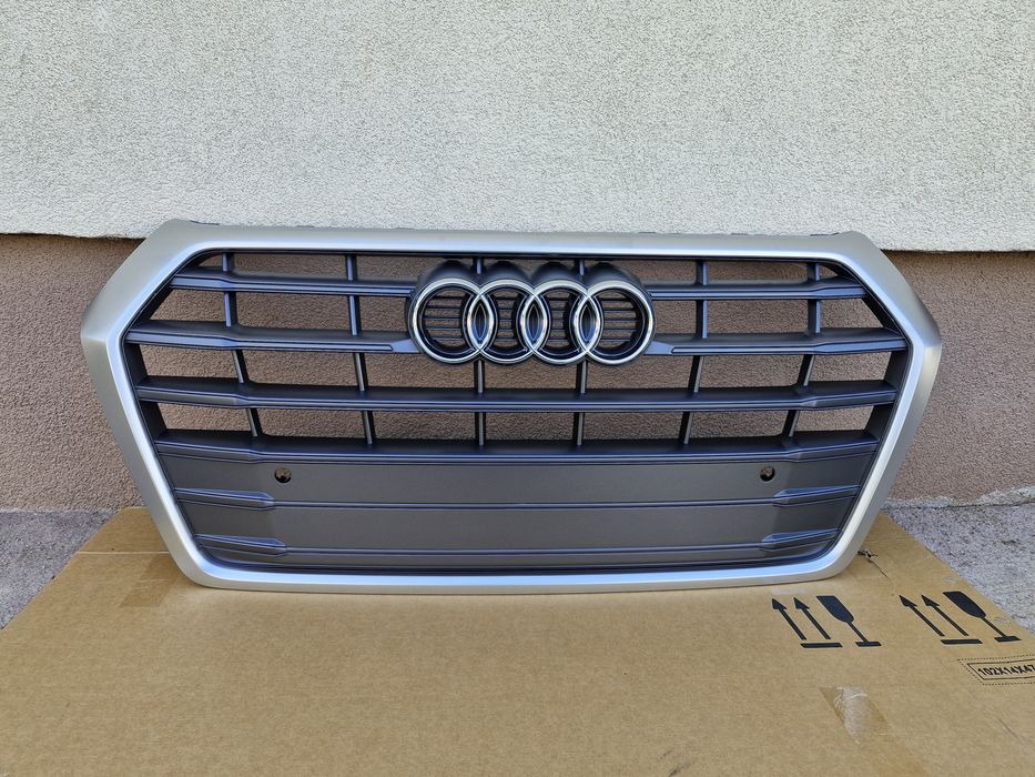 Grila centrala Audi Q5  NOUA  2016-2020