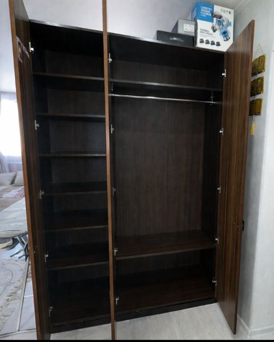 Шкаф плательный коричневый