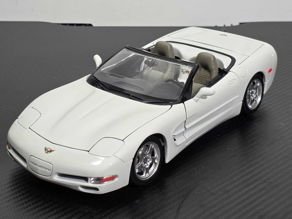 Macheta Auto 1/18 Burago Chevrolet Corvette C5 1997