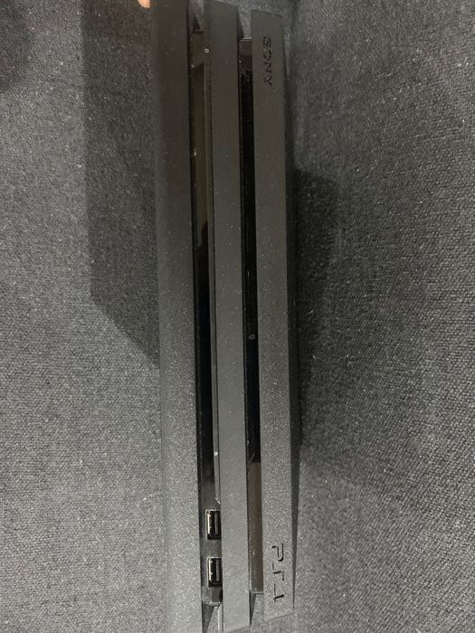 PS 4 pro  с два джойстика и стойка , която може да си ги зареждаш